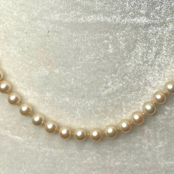 Vintage Marvella Cream Tone Single Strand Faux Pearls Unique Box Clasp - Picture 2 of 7